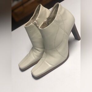 Bakers Size 7M Bone Leather Flat-Toed W/Zipper Ankle Booties.4 Inch Heel.